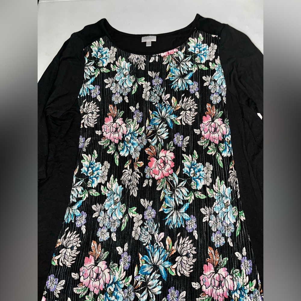 ๐ Avenue Pleated Floral Blouse - Picture 2 of 6